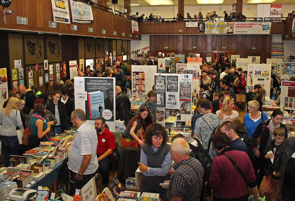 People browsing at a busy book fair. There are lots of stands with books.

Image credit: Pavel Hrdlička, Wikipedia, CC BY-SA 4.0, via Wikimedia Commons.