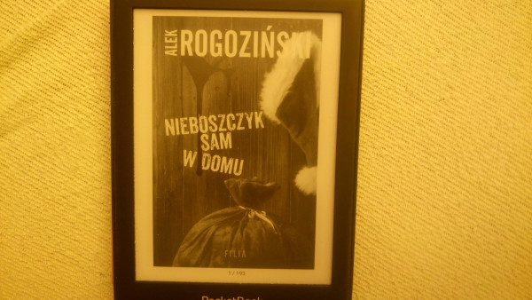 Okładka e-booka "Nieboszczyk sam w domu" Alka Rogozińskiego.