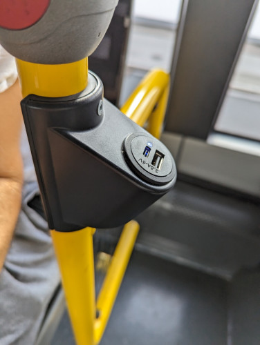 USB Buchse an Haltestange im Stadtbus